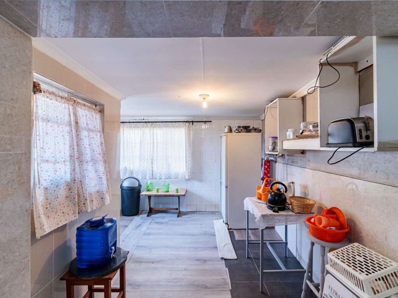 BEAUTIFUL MAINTAINED FAMILY HOME - Photo 10