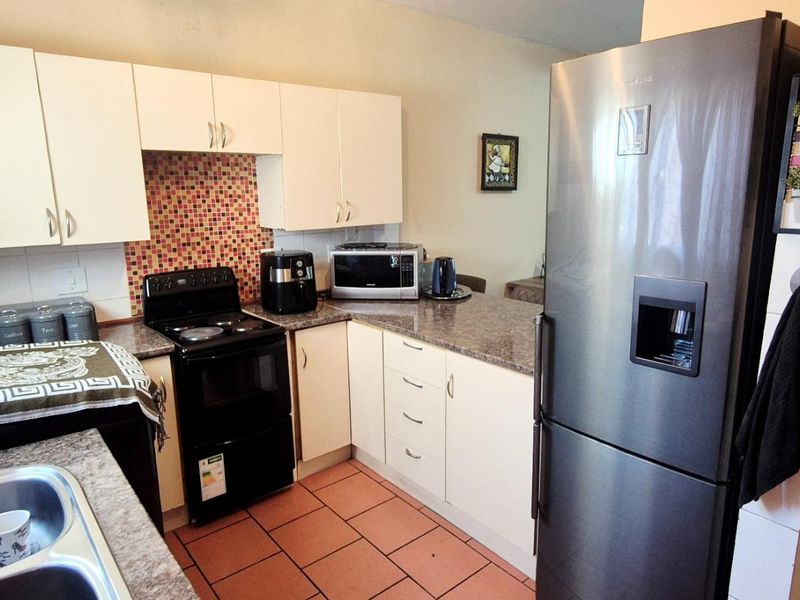 Ground Floor 3-Bedroom Townhouse in a Quiet Cul-de-Sac - Photo 5