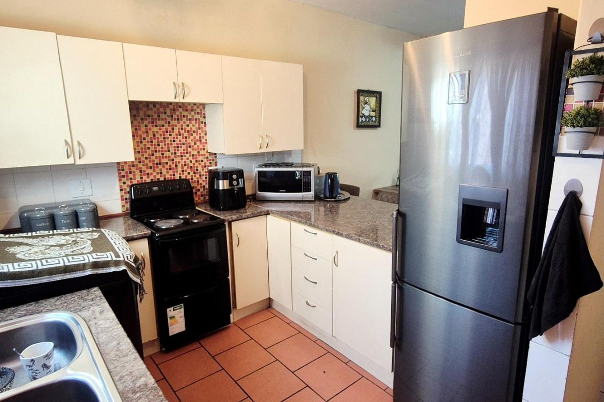 Ground Floor 3-Bedroom Townhouse in a Quiet Cul-de-Sac - Photo 5