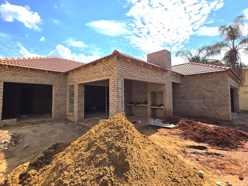 4 Bedroom Family Home Under Construction in Melodie. - Photo 3