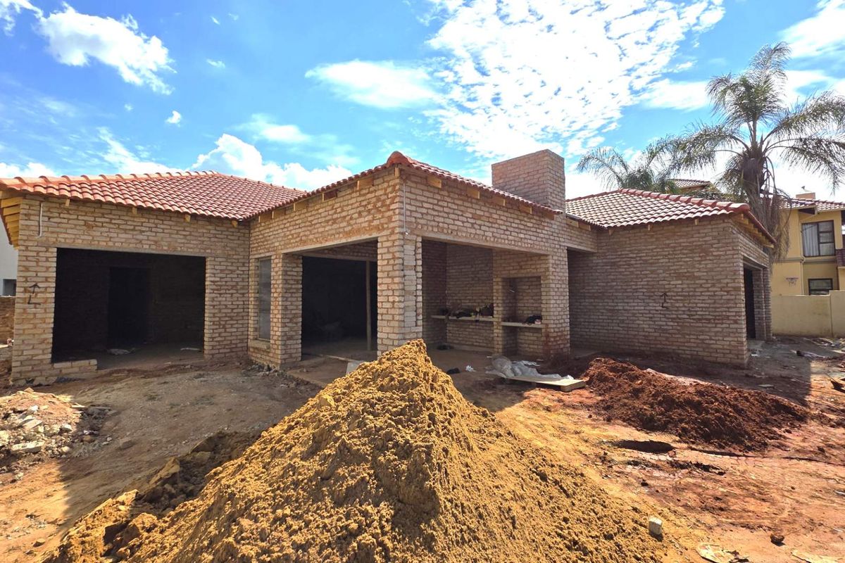 4 Bedroom Family Home Under Construction in Melodie. - Photo 3