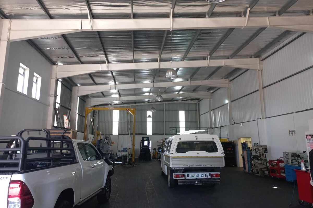 Free standing warehouse / operations premises, available immediately! - Photo 5