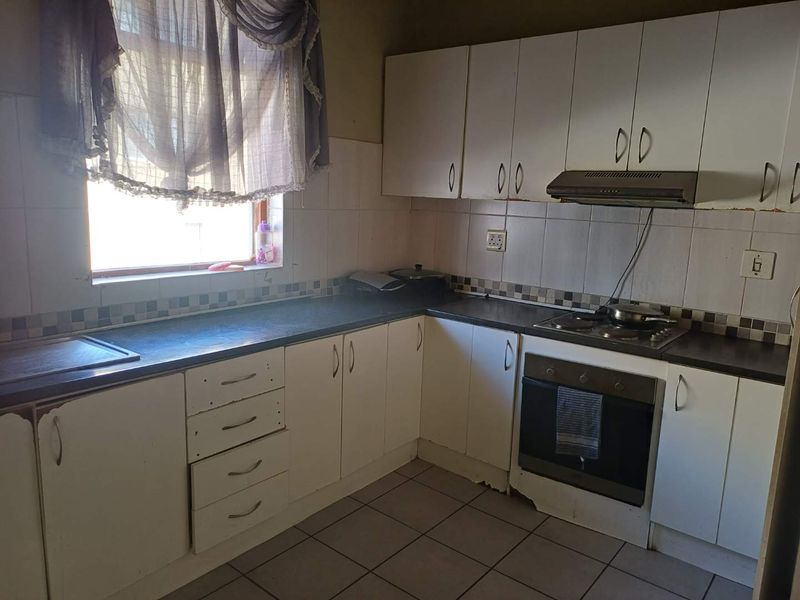 Spacious flat in Established Block - Photo 5