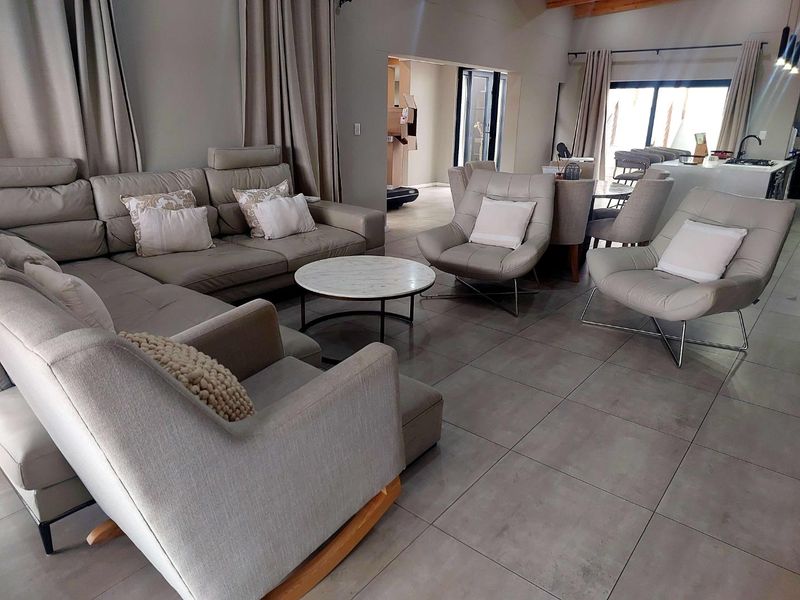 Beautiful Home For Rental in Palm Lakes Estate - Photo 3