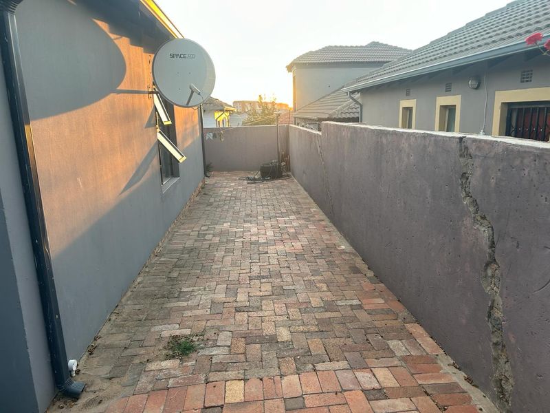 Riverside View - R 980 000 Just move in !! - Photo 3