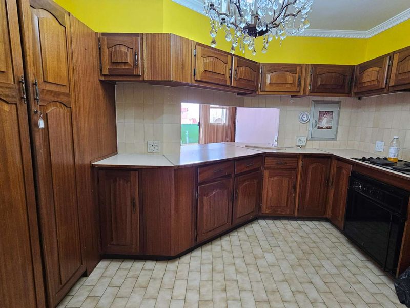 Comfortable Retirement Living in a Secure and Well-Established Community - Photo 4
