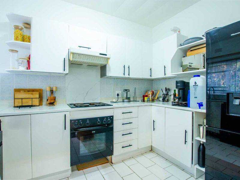 Investment Opportunity / Ideal First Home in Windsor East! - Photo 2