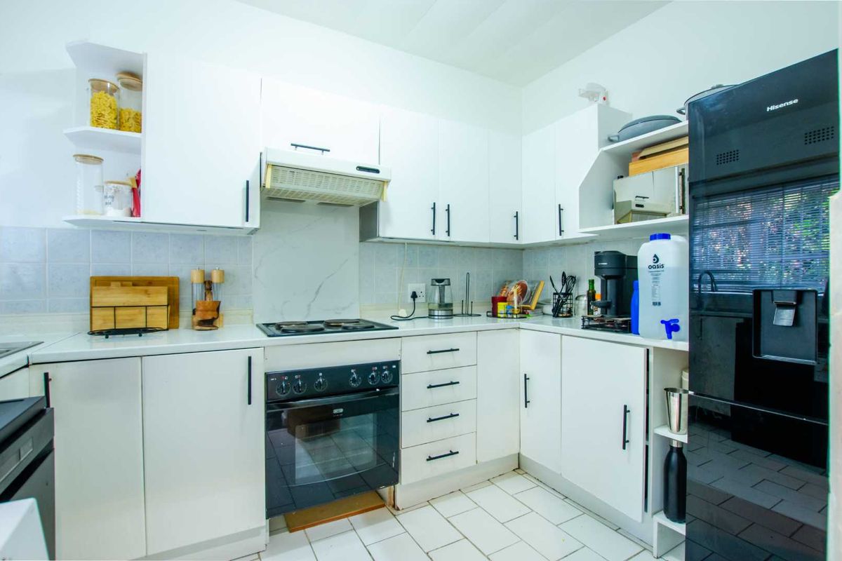 Investment Opportunity / Ideal First Home in Windsor East! - Photo 2
