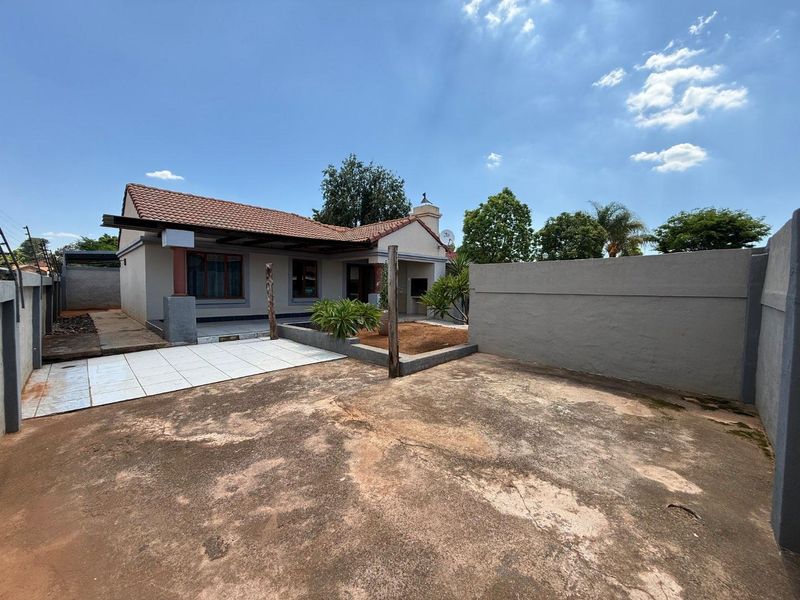 Charming Two-Bedroom Full-Title Home on a Spacious Corner Stan - Photo 6