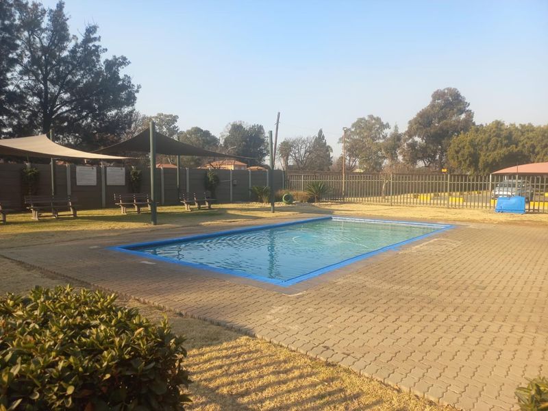 1 bedroom unit on first floor with great size balcony & play park, communal pool + 24 hour security - Photo 10