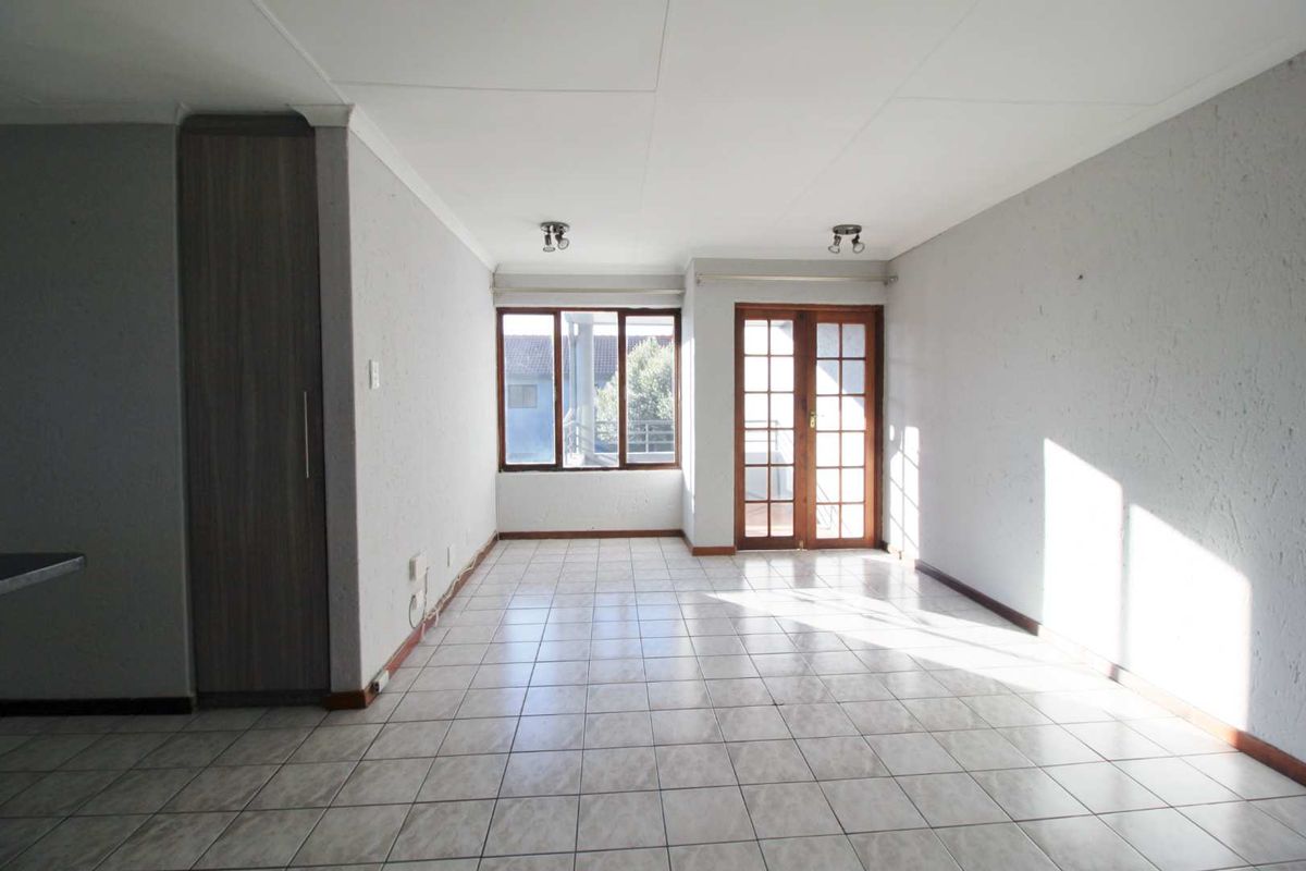 Sunny and spacious - Photo 5