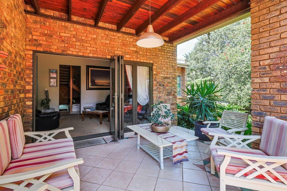 This beautiful family dream home offers space, flow, and comfort in perfect harmony. Designed for easy living and unforgettable entertaining. - Photo 3