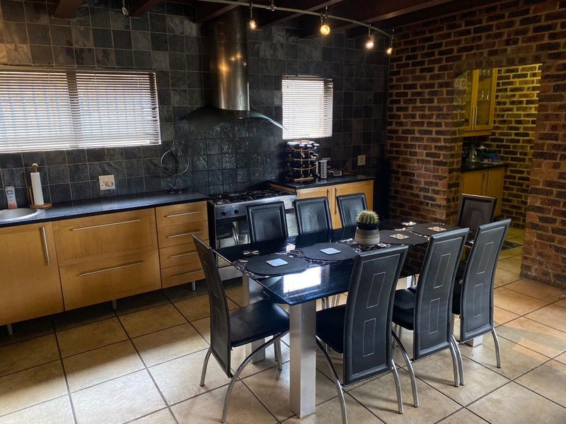 SOHO LOFT LIVING AT IT'S BEST. - Photo 4