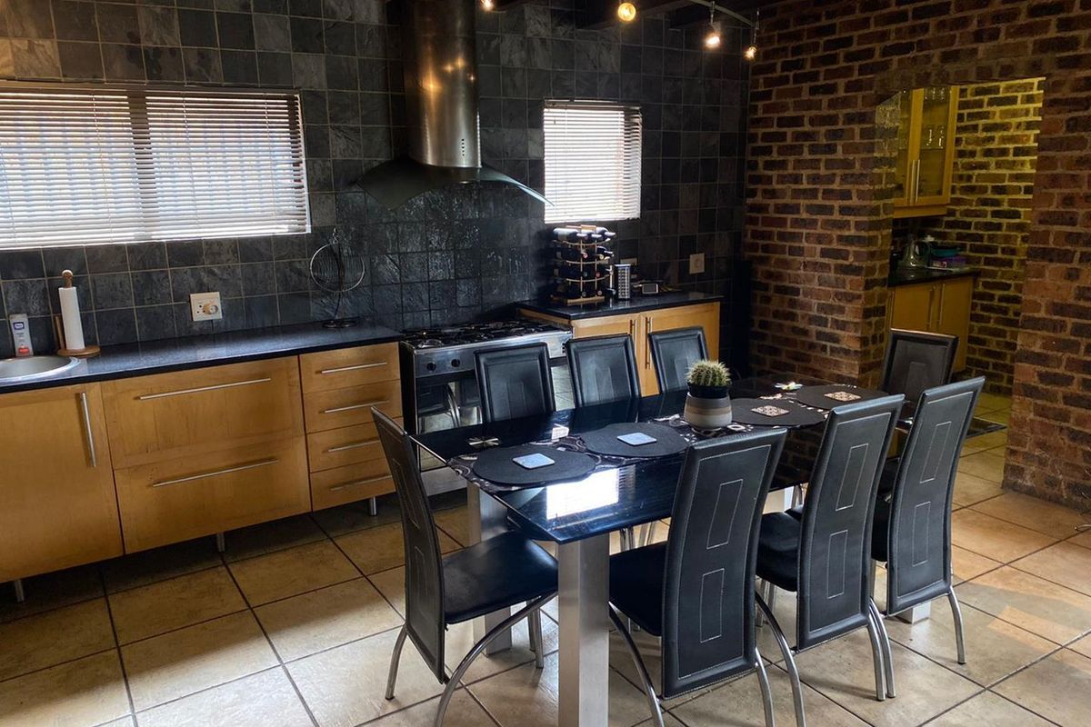 SOHO LOFT LIVING AT IT'S BEST. - Photo 4