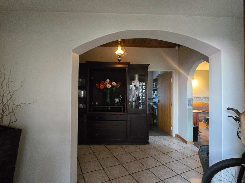 Spacious Family Home with Incredible Entertainment Areas and Practical Living - Photo 5