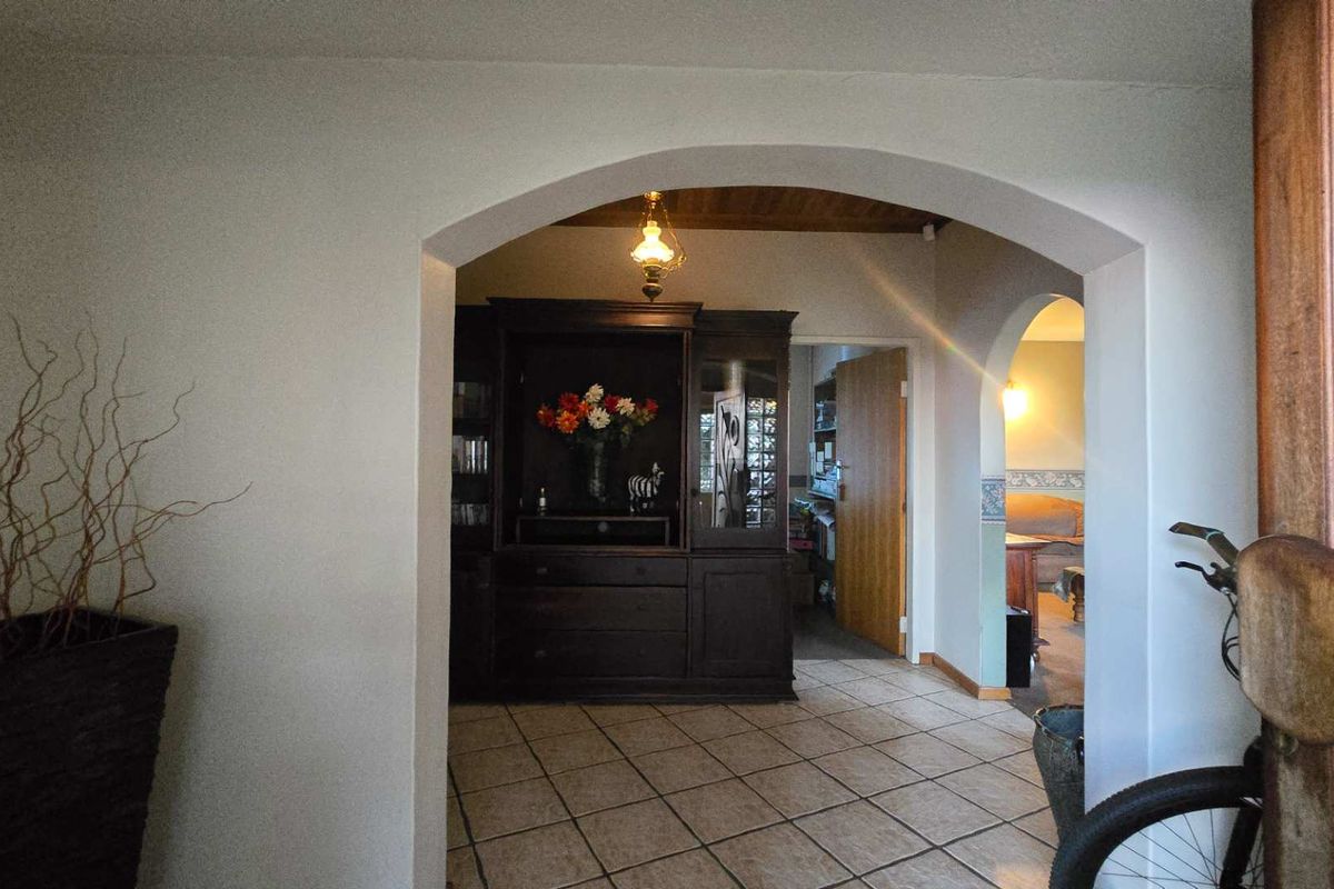 Spacious Family Home with Incredible Entertainment Areas and Practical Living - Photo 5