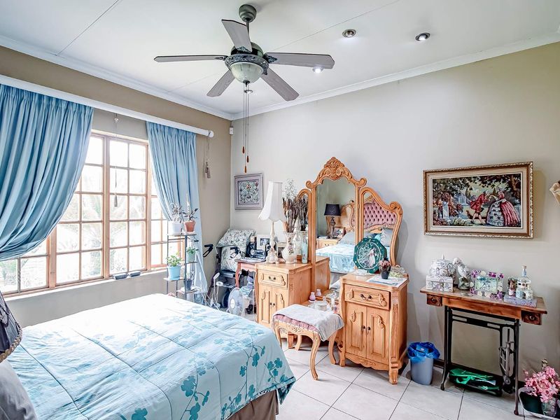 3 Bedroom 2 bathroom home - Photo 3