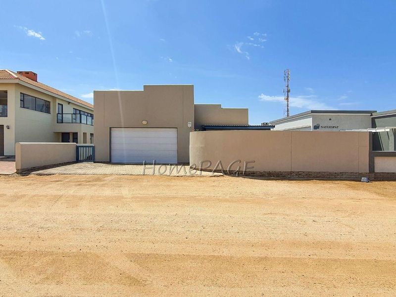 Ext 10, Henties Bay:  4 Bedr Family home in Established area is for Sale - Photo 2