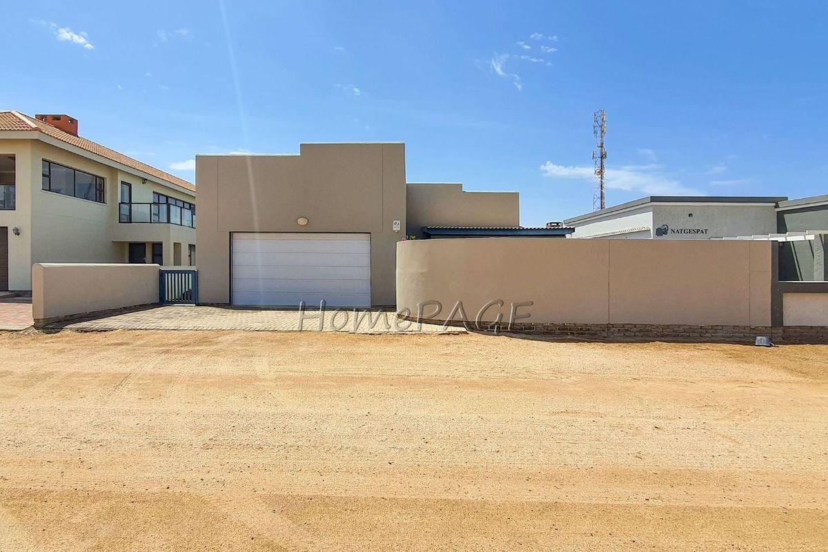 Ext 10, Henties Bay:  4 Bedr Family home in Established area is for Sale - Photo 2