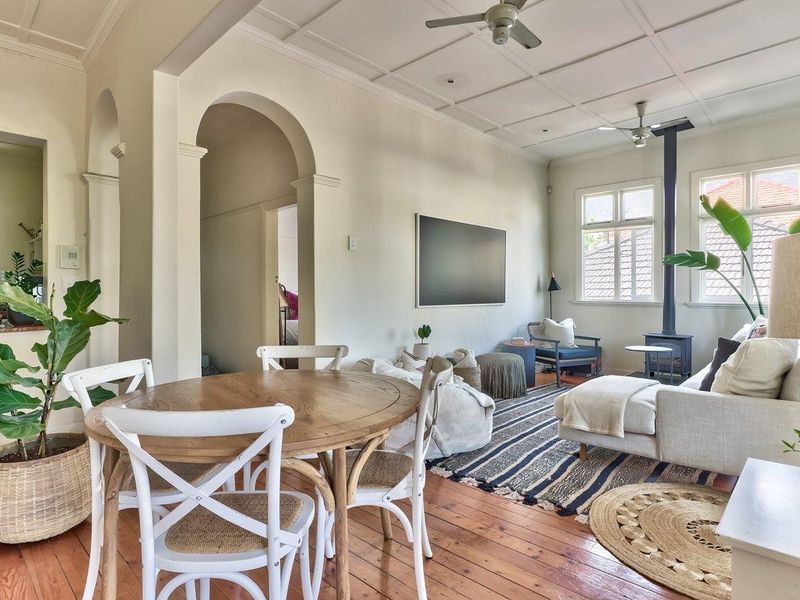Beautiful Spacious and Character 2 Bedroom Furnished Apartment for Rent Long term. - Photo 4