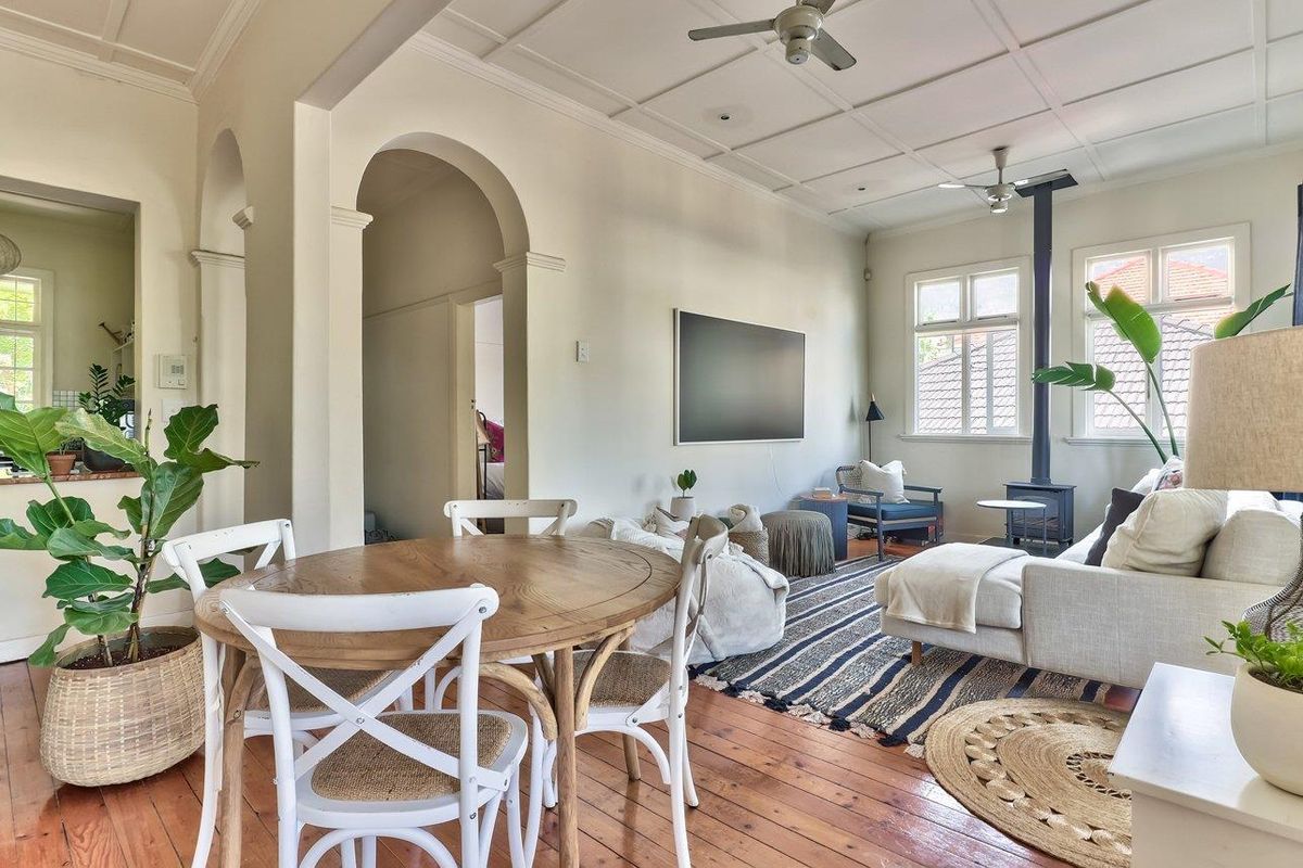 Beautiful Spacious and Character 2 Bedroom Furnished Apartment for Rent Long term. - Photo 4
