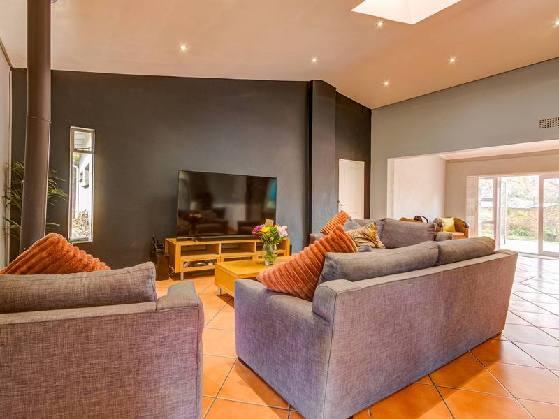 Hidden gem in a perfect location - Photo 2