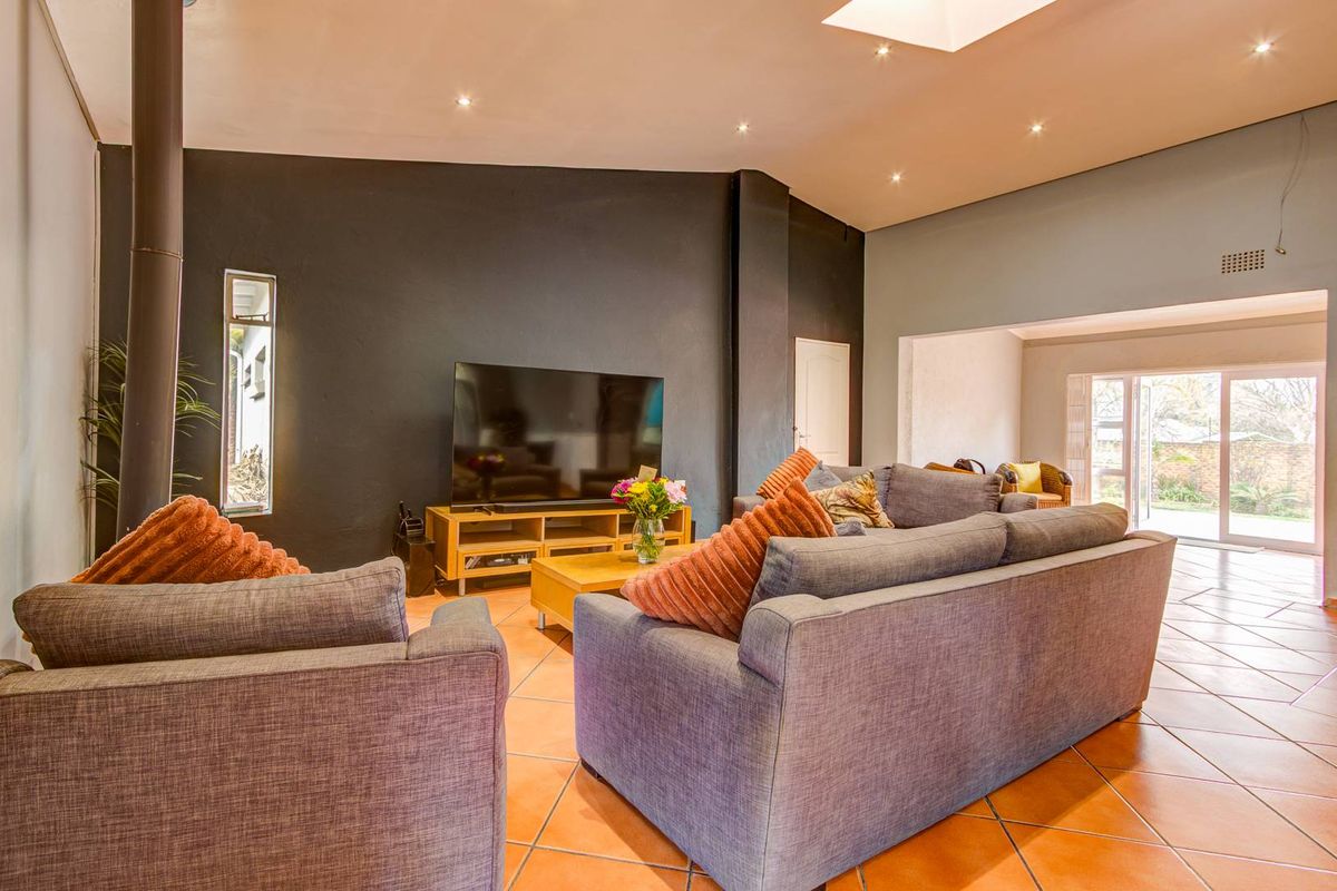 Hidden gem in a perfect location - Photo 2