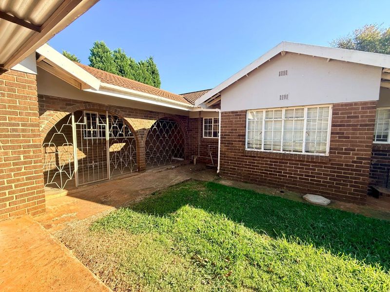 4 Bedroom property with flatlet situated in sought after area. - Photo 3