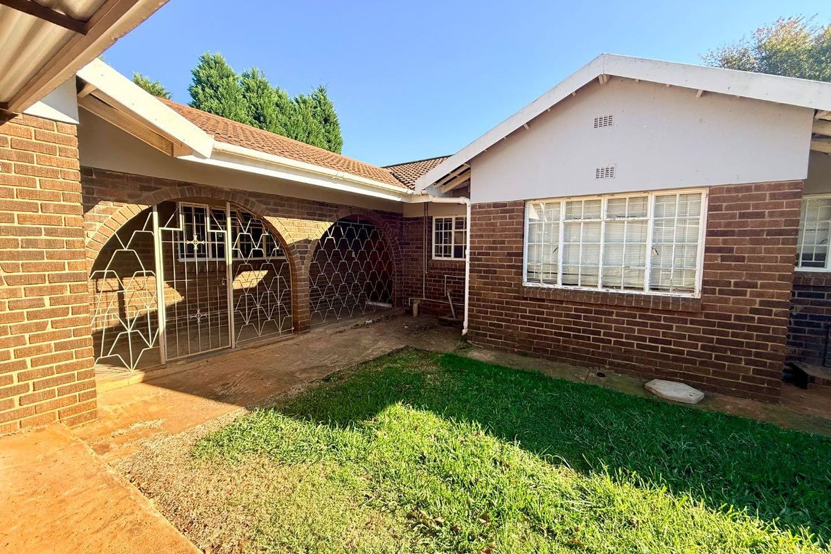 4 Bedroom property with flatlet situated in sought after area. - Photo 3