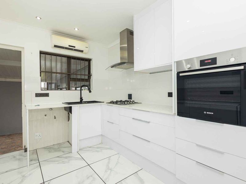 Charming 3-Bedroom Family Home in Protea Heights - Photo 4