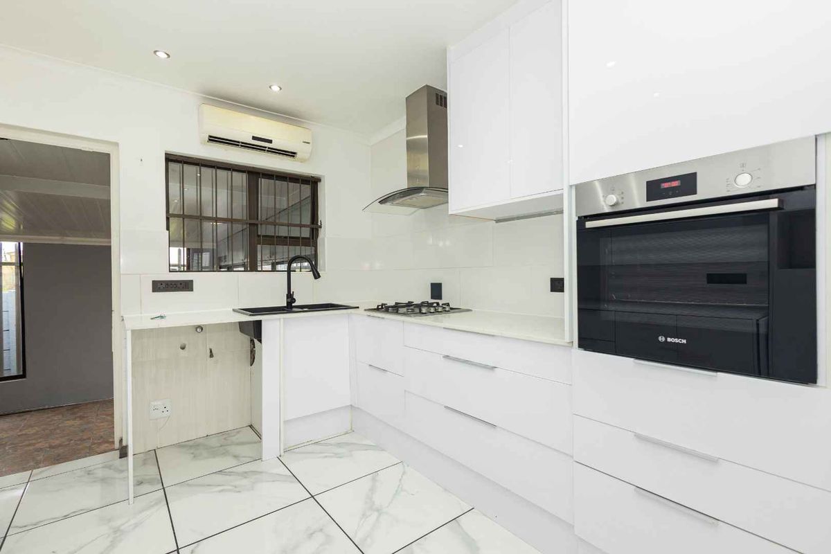 Charming 3-Bedroom Family Home in Protea Heights - Photo 4