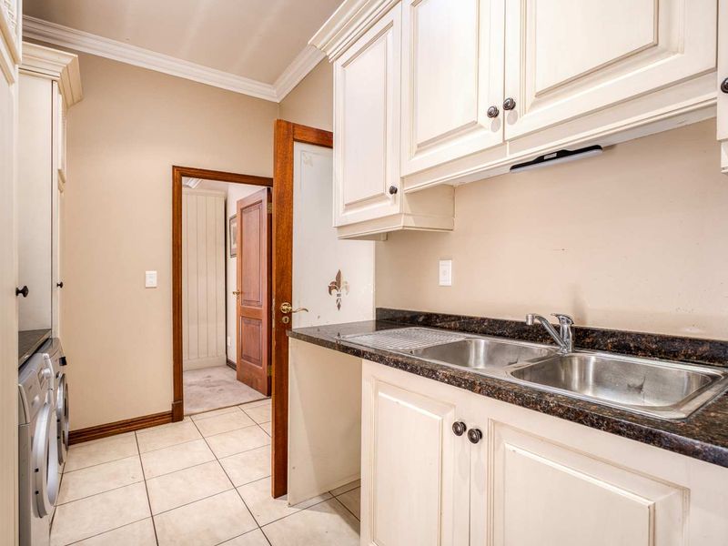 SPACIOUS 3 BED 3 BATH IN DAINFERN RIDGE - Photo 7