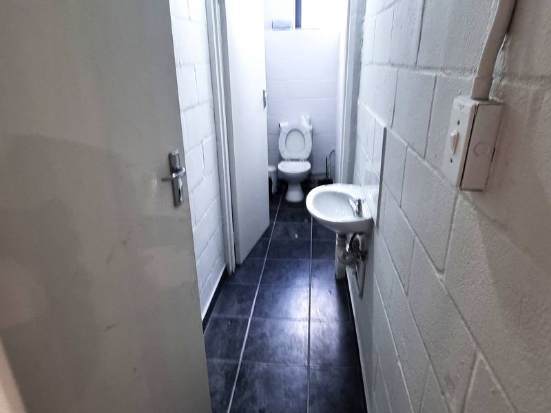 Spacious Refurbished Warehouse in Retreat - Photo 6