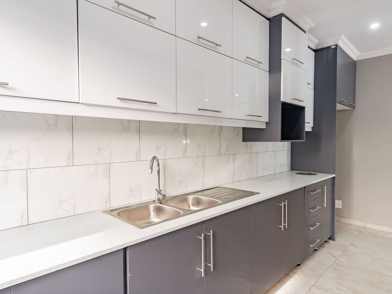 Brand New Modern Home in An Up Market Lifestyle Estate - Photo 2