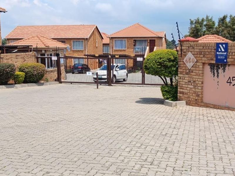 Secure ground-floor living with a private garden and top safety - Photo 2