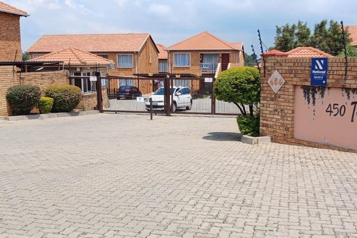 Secure ground-floor living with a private garden and top safety - Photo 2