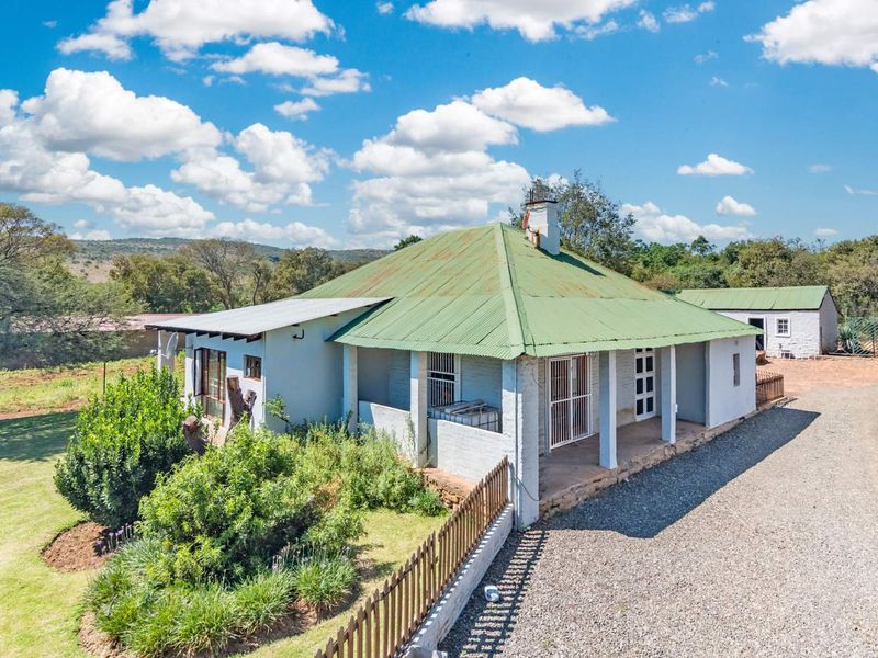 Hekpoort farm bliss: 4 homes, River frontage and Income potential - Photo 4