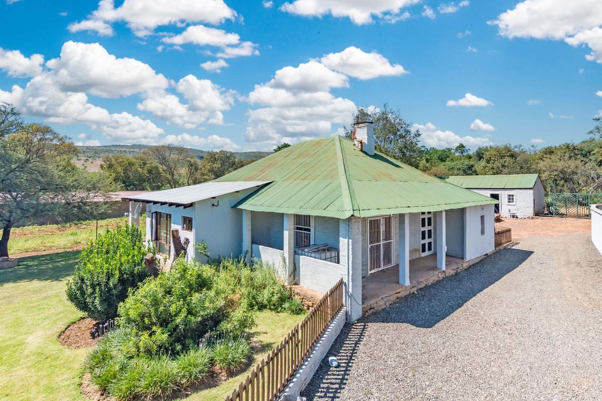 Hekpoort farm bliss: 4 homes, River frontage and Income potential - Photo 4