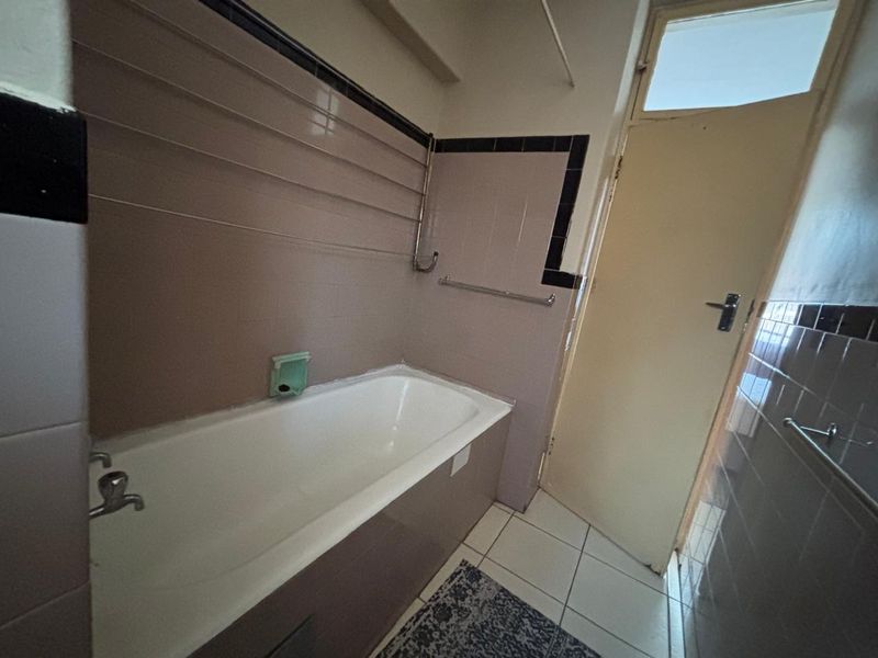 A bachelor Unit for sale in Braamfontein - Photo 10