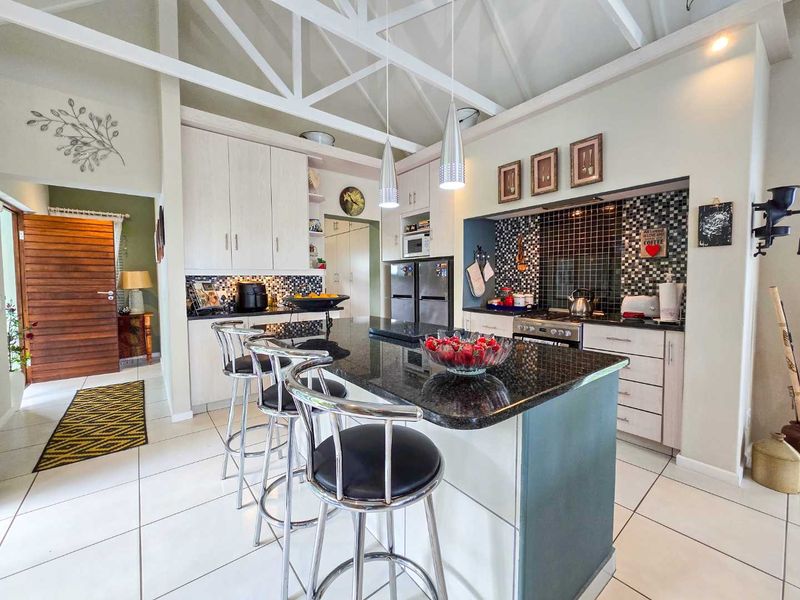 Elegant architectural family home with flatlet for sale in Stilbaai-Wes. - Photo 6