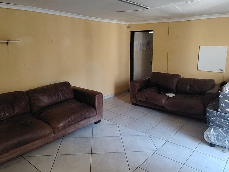 STUDENT ACCOMODATION 11 ROOMS  - RUNNING CONCERN - VERY CLOSE PROXIMITY TO UJ - OPEN TO REASONABLE OFFERS - Photo 9
