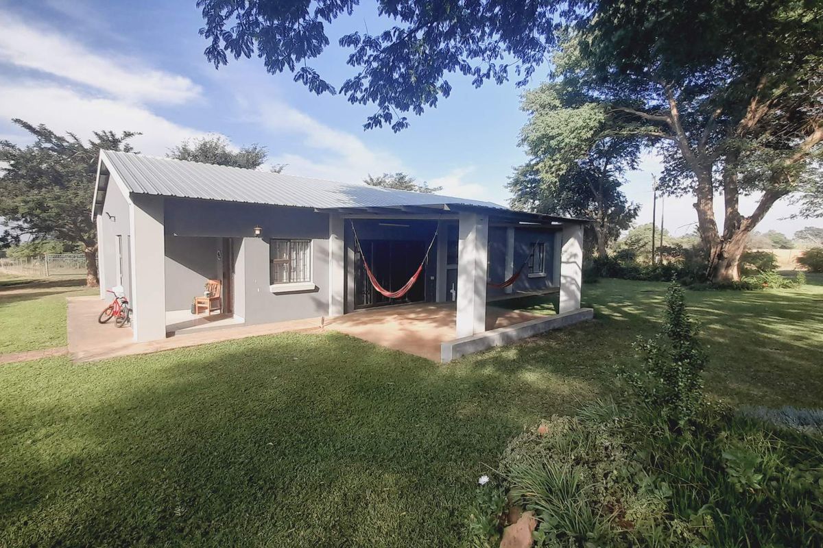 "Peaceful Retreat: Solar Estate with 2 Homes & Lush Gardens!" - Photo 2