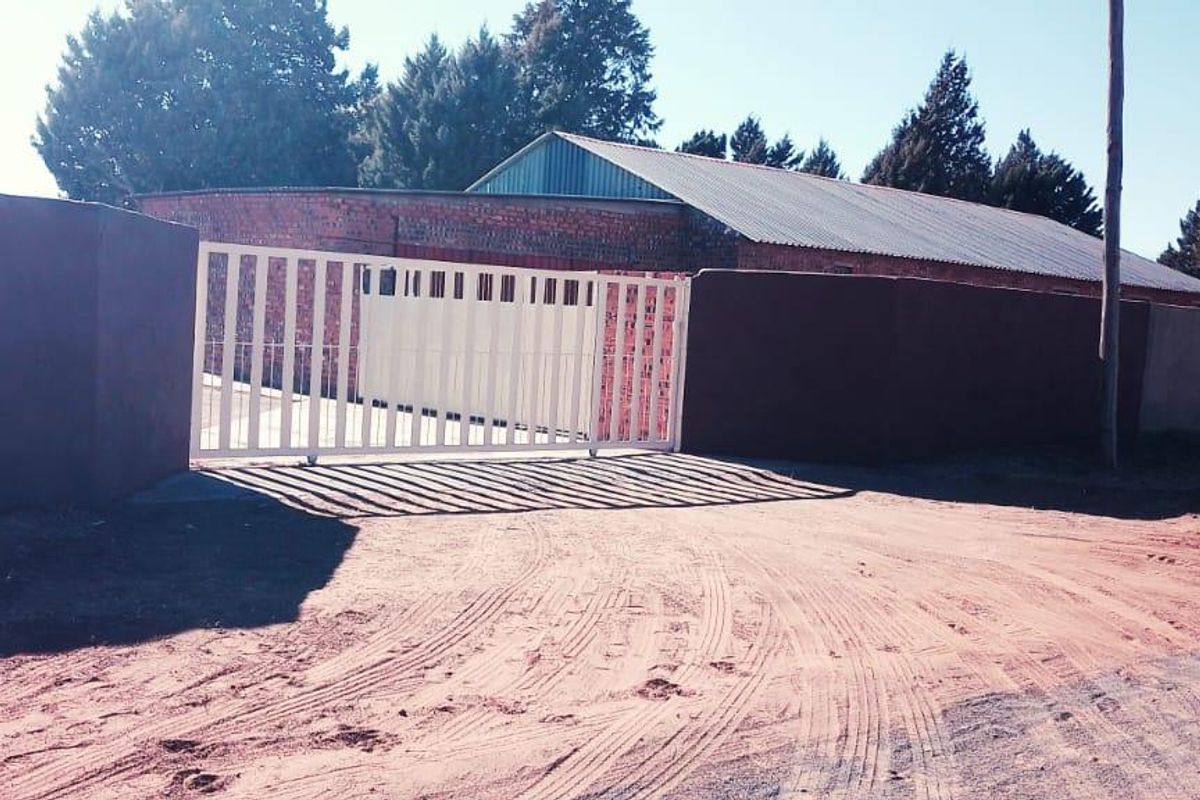 SMALL HOLDING CONSITS OF TWO HOUSES .GREAT INVESTMENT. EQUIPED WITH A TWO TOWER ERRIGATION PIVOT - Photo 2