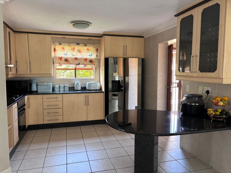 Stylish 3-Bedroom Townhouse with Pool & Entertainment Patio - Photo 3