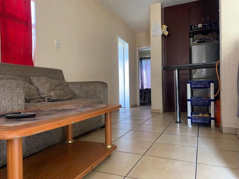 2 Bedroom apartment for sale in Aeroton, Johannesburg South. - Photo 2