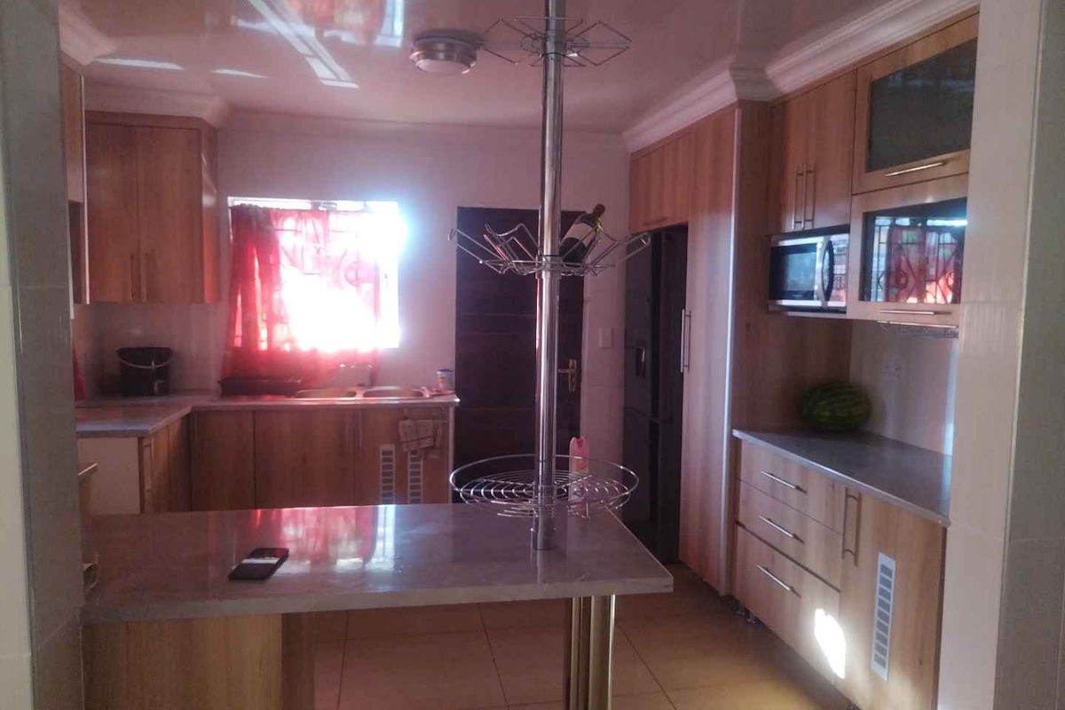 Stunning 4 bedrooms house to rent in Soshanguve VV - Photo 5