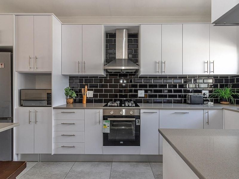 Luxury 2-Bedroom 1st Floor Apartment with Passage Sea Views - Photo 6