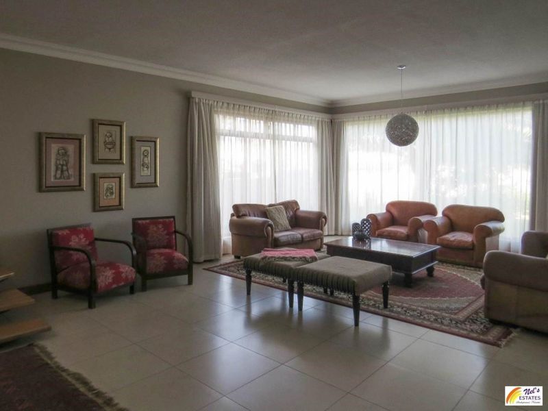 Stupendously Spacious - Photo 2