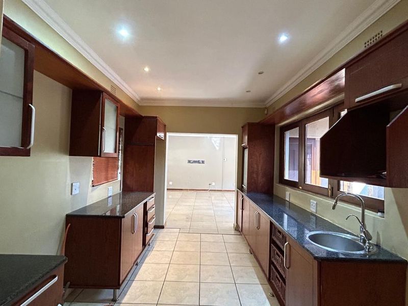 EXCLUSIVE MANDATE - FOR SALE Once in lifetime opportunity! Best price!  4-Bedroom Family House - Photo 8