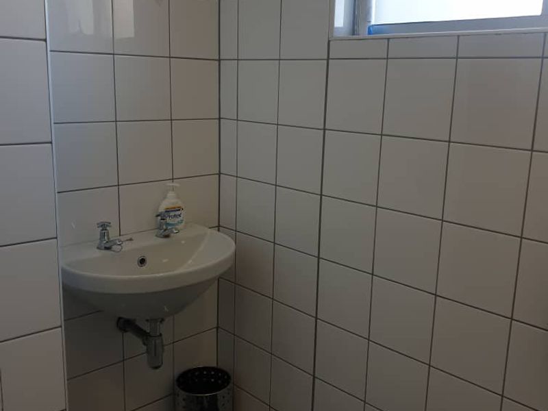 WAREHOUSE WITH OFFICE FACILITY TO LET: - Photo 8